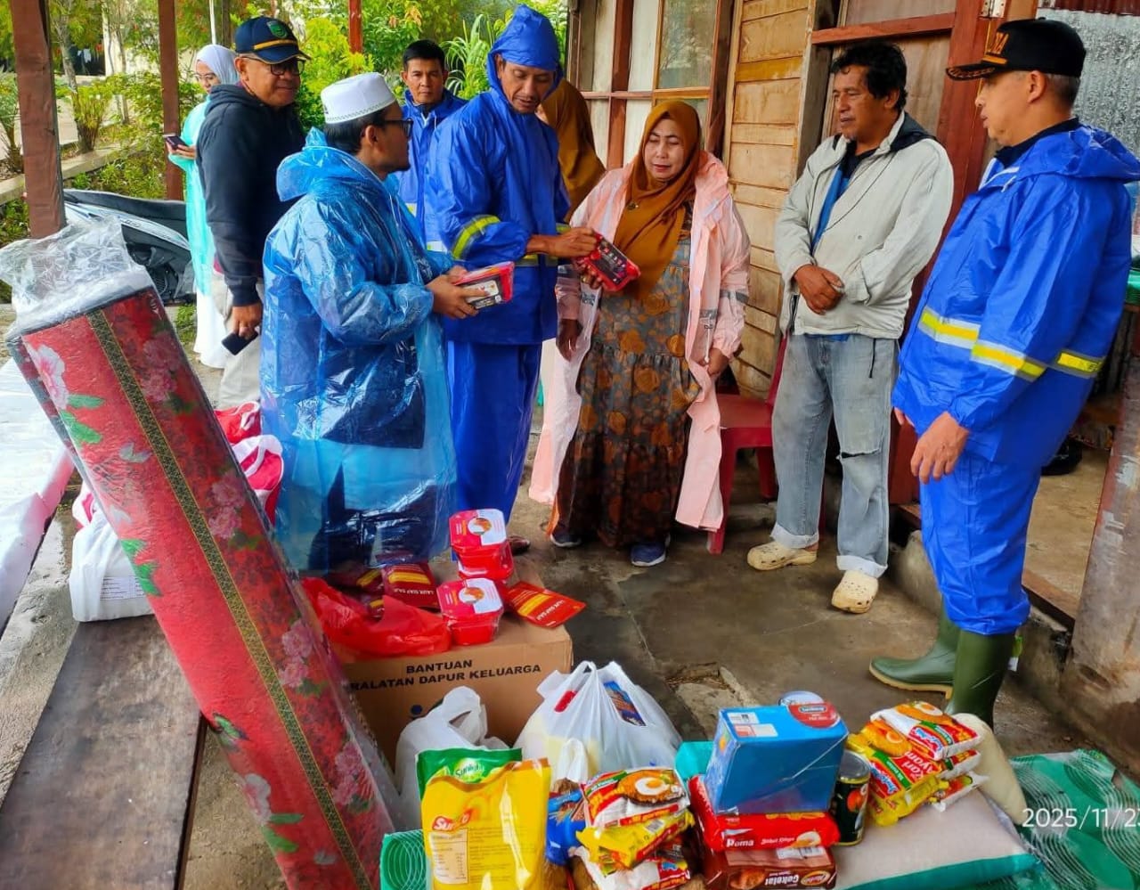 Pemko serahkan bantuan untuk warga terdampak hantaman angin kencang.
